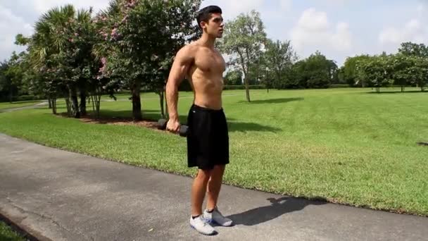 Gym class. Arm lifts. outside environment — Stock Video