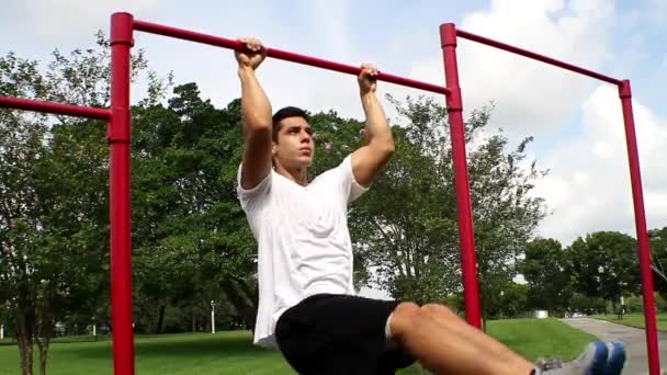 Levantamiento de piernas. ambiente exterior. Entrenamiento de gimnasia — Vídeos de Stock