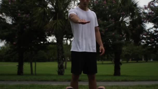 A fiatalember ezt felülés, személyi edzővel gyakorlása — Stock videók