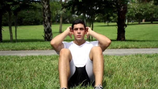 Homem a exercitar abdominais. treino de abdominais. vista frontal — Vídeo de Stock