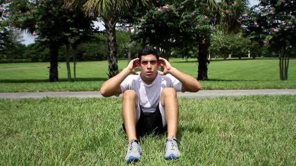 Abdominales masculinos haciendo ejercicio. Entrenamiento de abdominales. vista frontal — Vídeo de stock