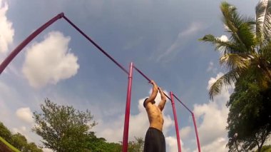 atletik adam barda çeker. Pull ups