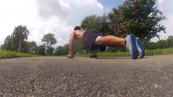 Mężczyzna w sportowej robi push up. na zewnątrz ćwiczenie — Wideo stockowe