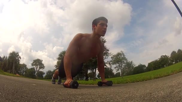 Manliga i sportkläder gör push ups. utomhus träning — Stockvideo