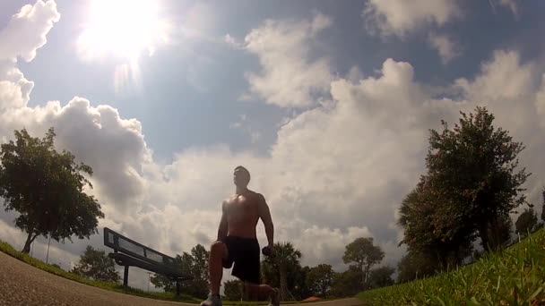 HD: man stretching outdoors - lunge. — Stock Video
