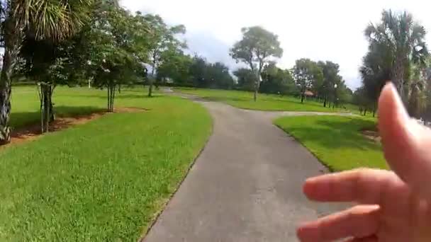 POV corriendo en un camino al aire libre. Punto de vista corredor — Vídeo de stock