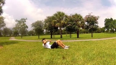 erkek egzersiz abs. mekik egzersiz. yan görünüm