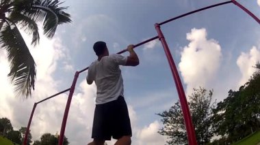 atlet çubuğunda çeker. pullups