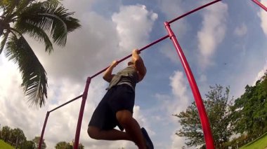 atlet çubuğunda çeker. pullups