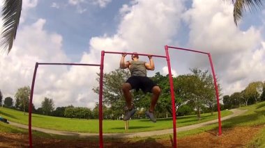 atlet çubuğunda çeker. pullups