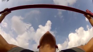 atlet çubuğunda çeker. pullups