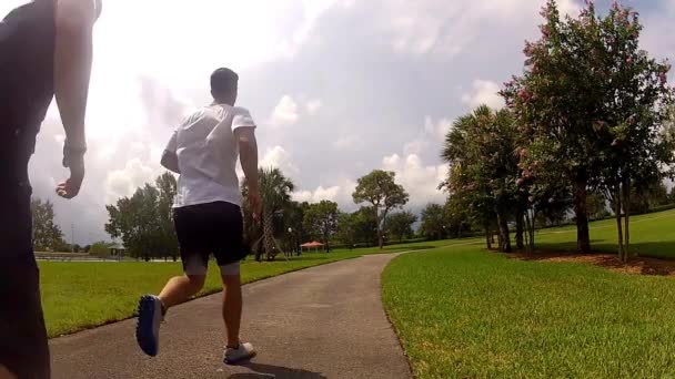 Jovens correndo no parque . — Vídeo de Stock