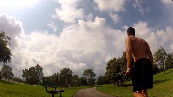 HD: homem que se estende ao ar livre - lunge — Vídeo de Stock