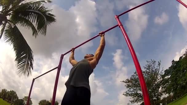 Sportovec táhne na baru. pullups — Stock video