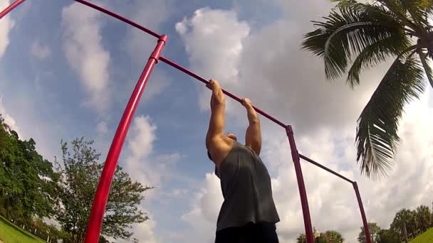 Sportovec táhne na baru. pullups — Stock video