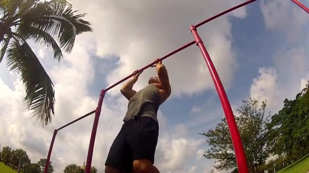 Sportovec táhne na baru. pullups — Stock video