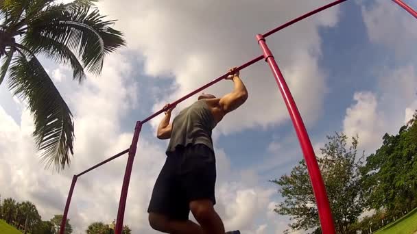 Athlete pulls on the bar. Pullups — Stock Video