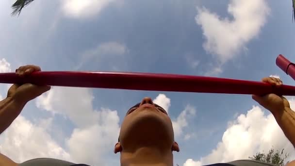 El atleta tira de la barra. Pulpas — Vídeos de Stock