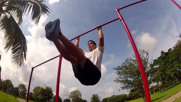 Levantamiento de piernas. ambiente exterior. Entrenamiento de gimnasia — Vídeos de Stock