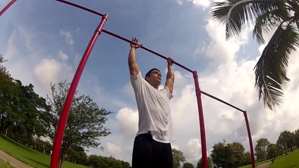 Levantamiento de piernas. ambiente exterior. Entrenamiento de gimnasia — Vídeos de Stock