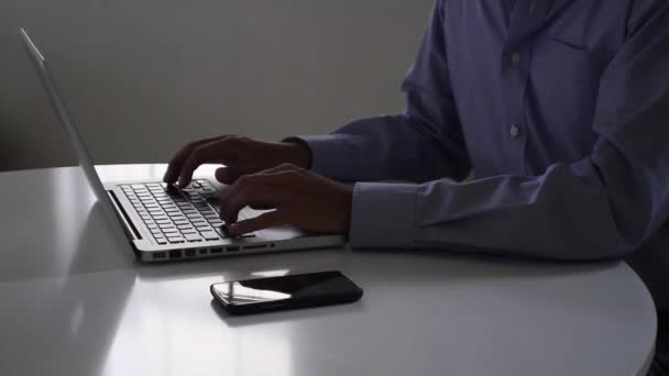 Homme d'affaires multitâche occupé. ordinateur et téléphone . — Video