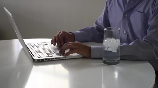 Teclado portátil. Digitando no laptop — Vídeo de Stock