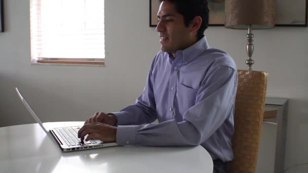 Geschäftsmann lacht beim Chatten am Laptop. — Stockvideo