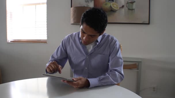 Podnikatel s počítačem Tablet. — Stock video