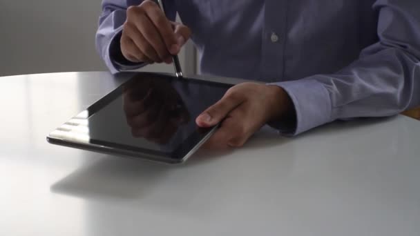 Empresário com computador tablet. de perto — Vídeo de Stock