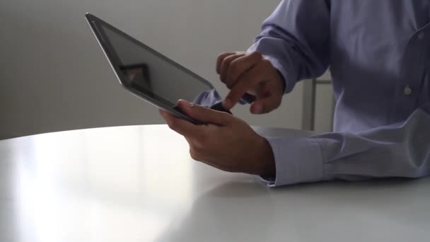 Homme d'affaires avec tablette. gros plan — Video