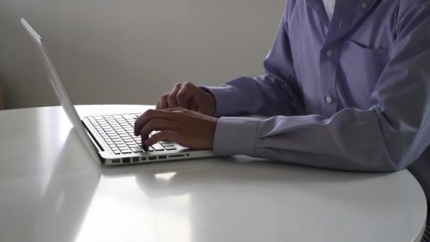 Arbetar under stress. att skriva på en laptop tangentbord — Stockvideo