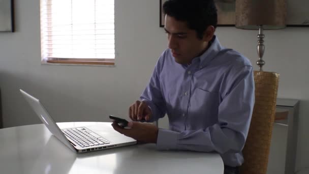Multitasking üzletember. tabletta számítógép és telefon. — Stock videók