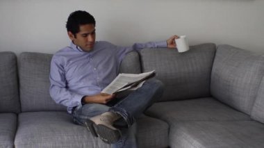 yakışıklı işadamı kahve molası gazete okuma