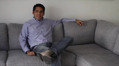 yakışıklı işadamı oturma odasında TV izliyor