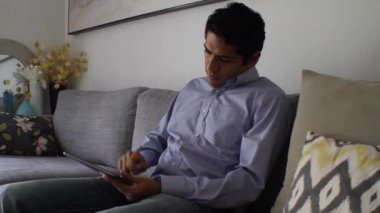 Yakışıklı adam evde tablet kullanma
