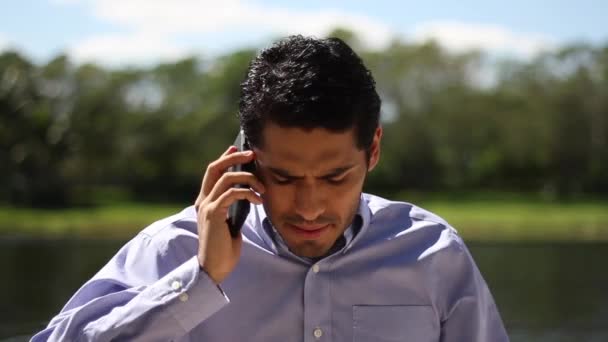 Empresario trastornado al teléfono — Vídeo de stock