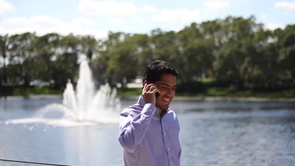 Щасливий бізнесмен розмовляє по телефону. ходьба — стокове відео