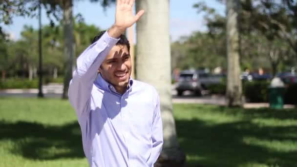 Empresário sorrindo para a câmera e acenando — Vídeo de Stock