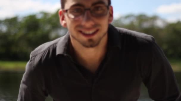 Bonito empresário e sorrindo para a câmera - Caucasiano — Vídeo de Stock