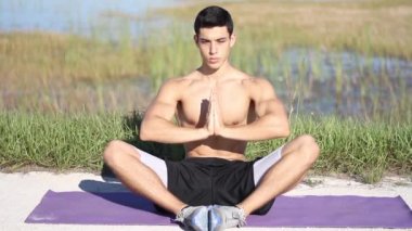 lotus poz erkek oturuyor, sakince exhaling ve meditasyon