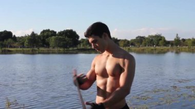 karışık dövüş sanatları atlet eliyle siyah kumaş sarar.