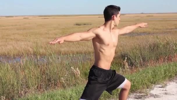 Młody człowiek robi joga. spokojnej okolicy. na zewnątrz — Wideo stockowe
