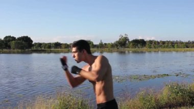 genç erkek atlet eğitim boks