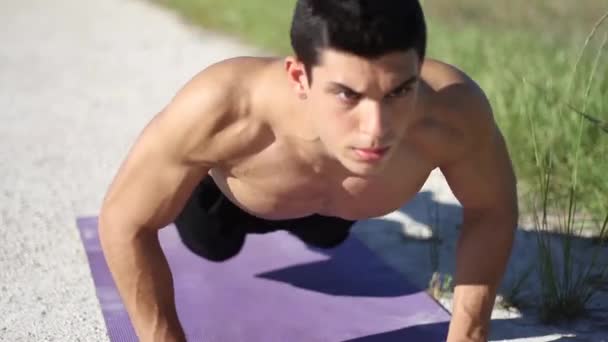 Joven caucásico masculino en ropa deportiva haciendo flexiones — Vídeos de Stock