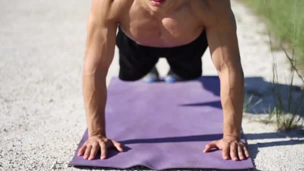 Joven caucásico masculino en ropa deportiva haciendo flexiones — Vídeo de stock