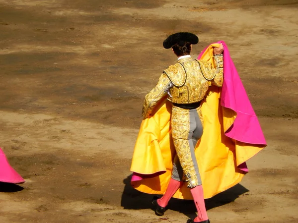 Ταυρομάχος στο δαχτυλίδι. γενναίος matador με Καπότε — Φωτογραφία Αρχείου