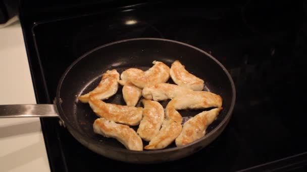 Tavuk kanadı pişirmek — Stok video
