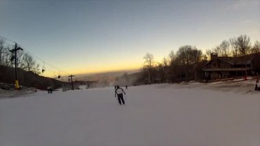 Demiryolu Snowboarder rides