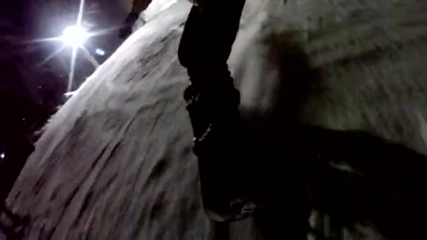 Snowboard i natt — Stockvideo