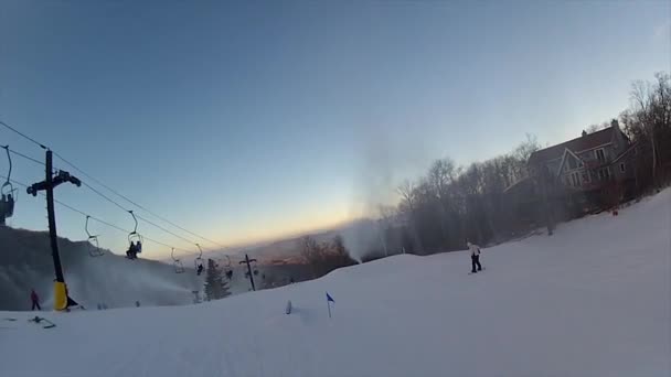 Paseos snowboarder por ferrocarril — Vídeo de stock